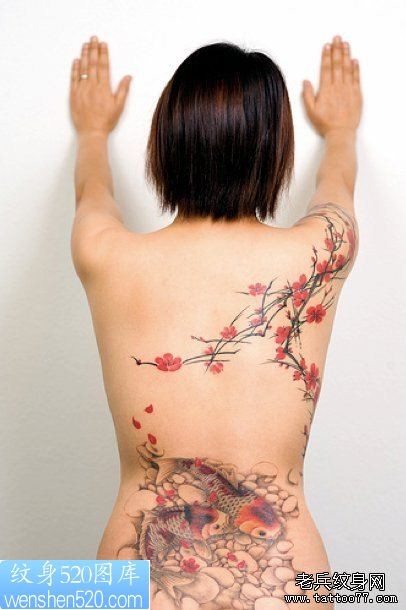 点击大图看下一张：女人背部诱人的桃花双鱼纹身作品