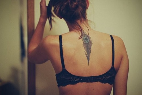 点击大图看下一张：背部漂亮的孔雀毛纹身