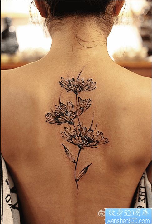 点击大图看下一张：女人背部唯美的邹菊纹身图片由纹身520图库推荐