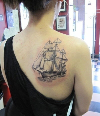 点击大图看下一张：背部扬帆远航的大船纹身