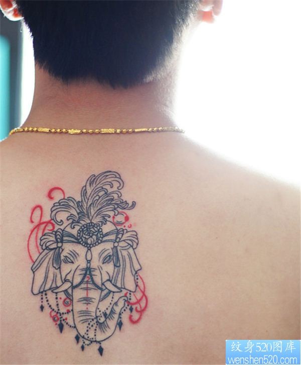 点击大图看下一张：背部抽象象神纹身图案