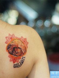 女人背部彩色狗狗纹身图案
