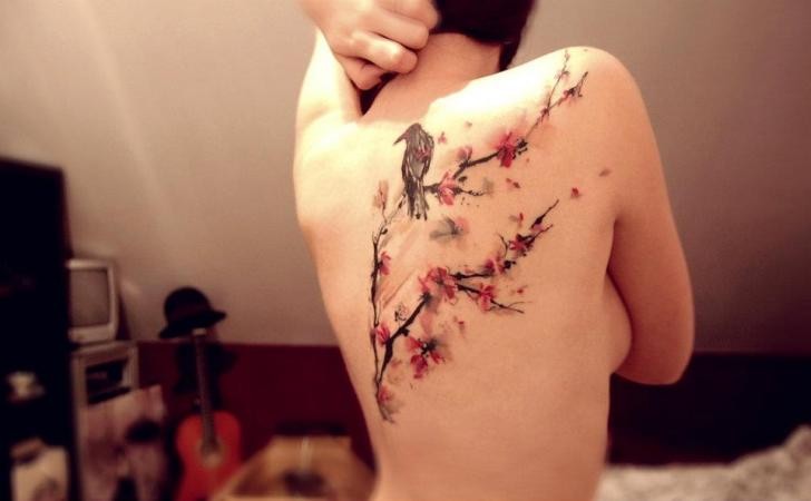 点击大图看下一张：背部漂亮的梅花和小鸟纹身