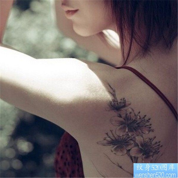 点击大图看下一张：女生背部梅花纹身图案