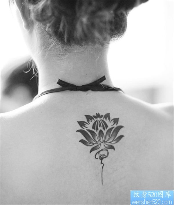 点击大图看下一张：一幅女人背部莲花纹身图案