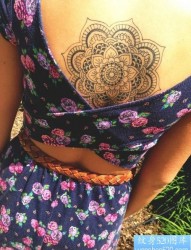 女性背部彩色象纹身图案