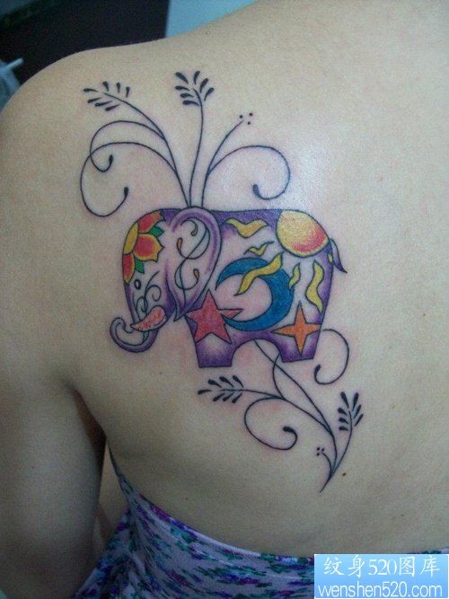 点击大图看下一张：女性背部彩色象纹身图案