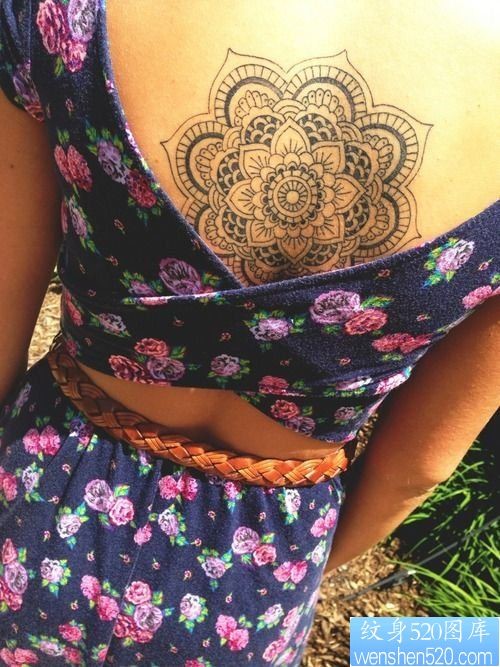 点击大图看下一张：女人背部花纹身图案