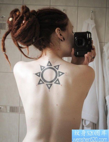 点击大图看下一张：一款女性背部太阳纹身图案