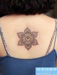 背部一款女性个性图腾纹身图案