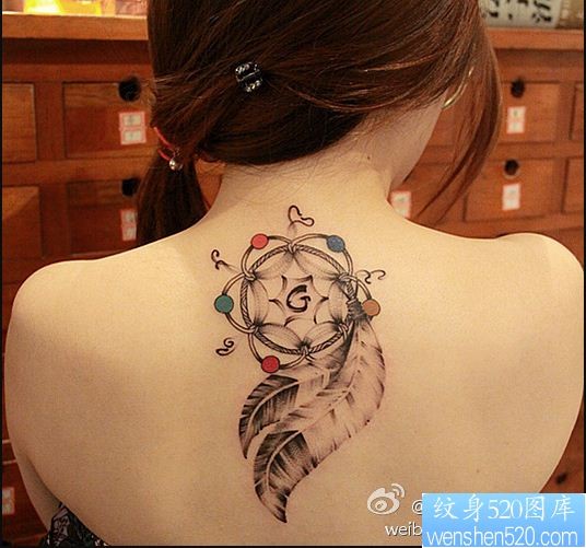 点击大图看下一张：女性背部漂亮的捕梦网纹身图案