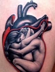 一款背部鸽子心脏纹身图案