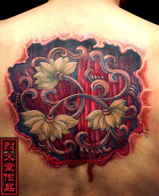 点击大图看下一张：背部恐怖的莲花纹身