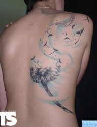 女性背部莲花纹身图案