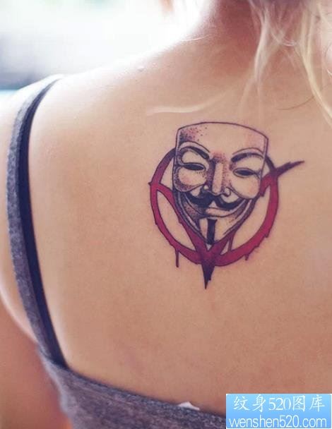 点击大图看下一张：女性背部V字仇纹身图案