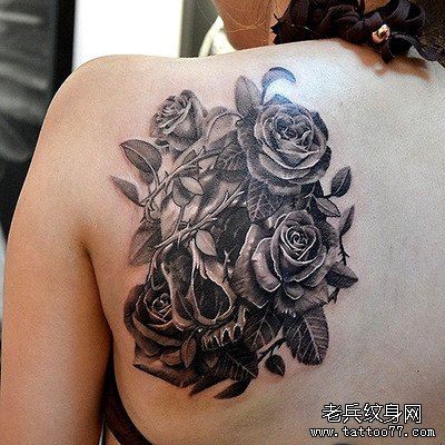 点击大图看下一张：背部玫瑰花纹身图案