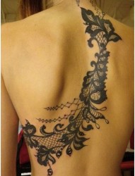 一款背部漂亮的蕾丝纹身