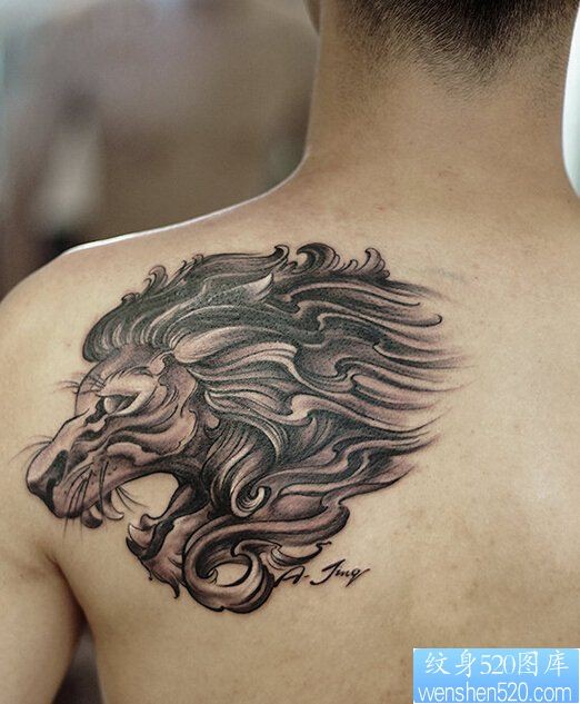 点击大图看下一张：背部吼狮纹身图案