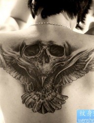 个性背部骷髅老鹰纹身图案
