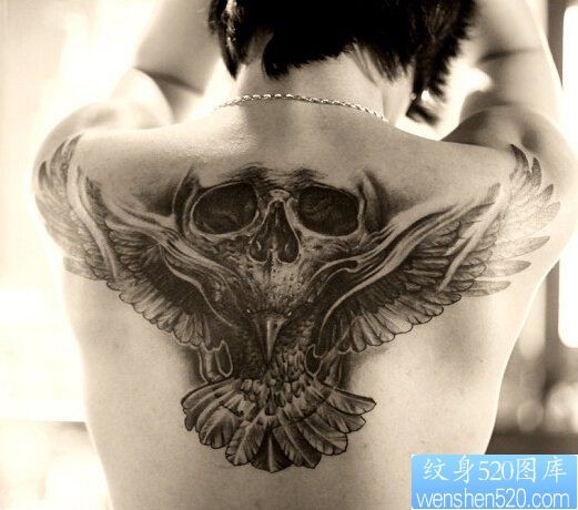 点击大图看下一张：个性背部骷髅老鹰纹身图案