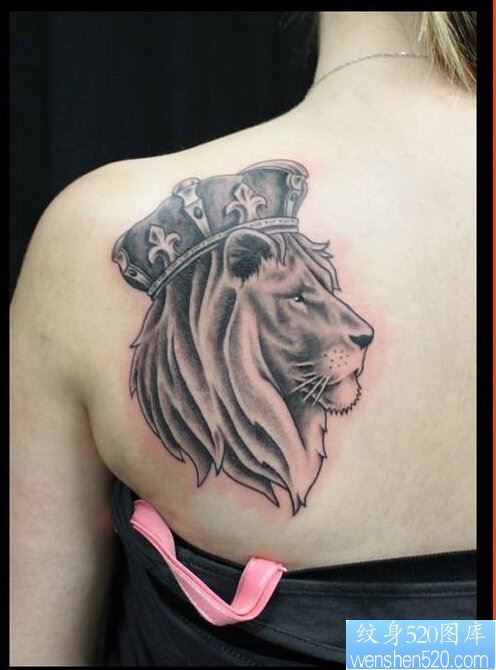 点击大图看下一张：一款女性肩背部狮子王纹身图案