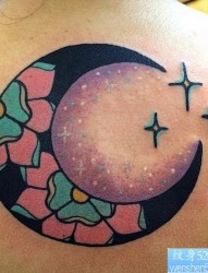 背部彩色月亮纹身图案