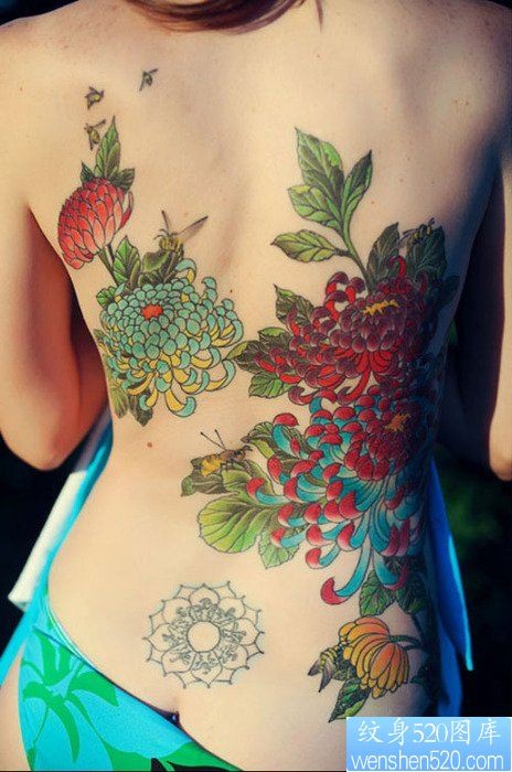 点击大图看下一张：女性背部菊花纹身图案