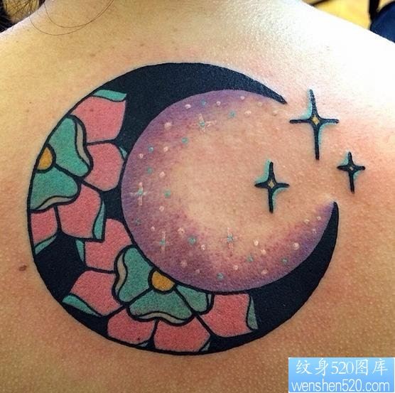 点击大图看下一张：背部彩色月亮纹身图案