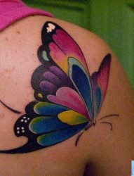 一款背部彩色蝴蝶纹身图案