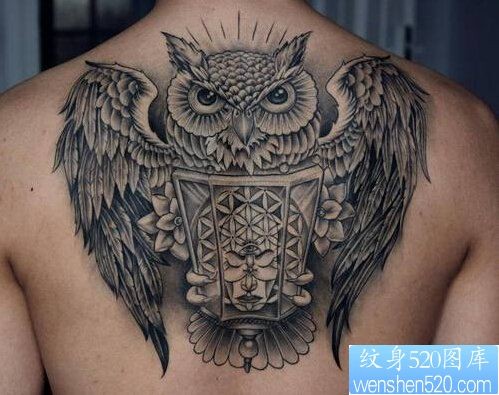 点击大图看下一张：背部黑灰猫头鹰纹身图案