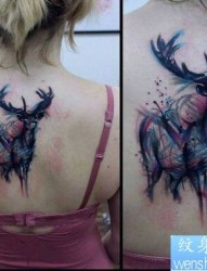 女性背部泼墨羚羊纹身图案