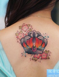 女性背部皇冠樱花纹身图案