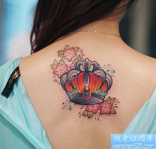 点击大图看下一张：女性背部皇冠樱花纹身图案