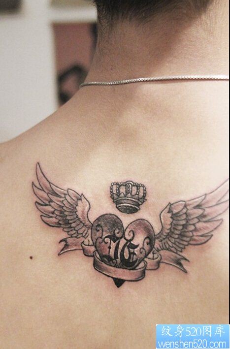 点击大图看下一张：背部翅膀皇冠纹身图案