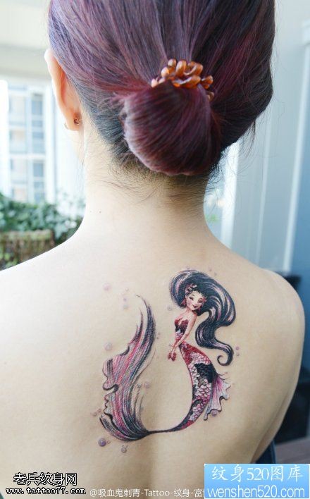 点击大图看下一张：女性背部彩色美人鱼纹身图片