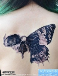 女性背部黑灰骷髅蝴蝶翅膀纹身图片