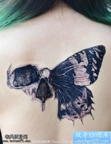 点击大图看下一张：女性背部黑灰骷髅蝴蝶翅膀纹身图片
