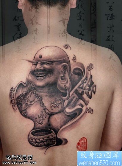 点击大图看下一张：男人背部微笑的大佛纹身图片