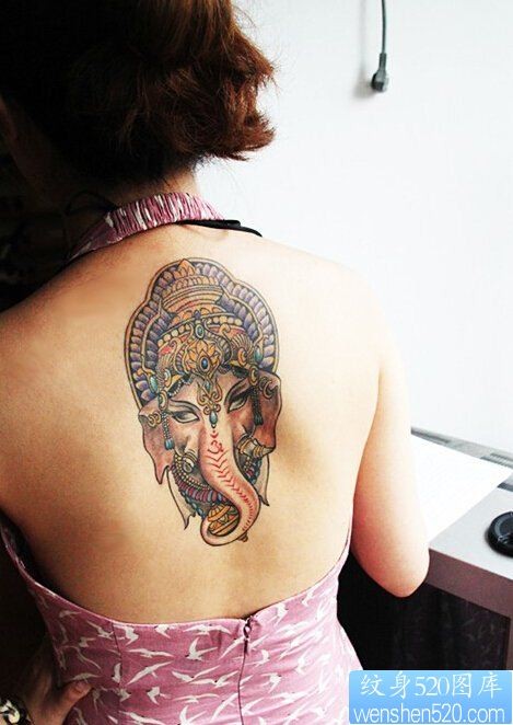 点击大图看下一张：女性背部象神纹身图案