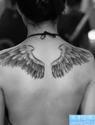女性背部小双翼纹身图案