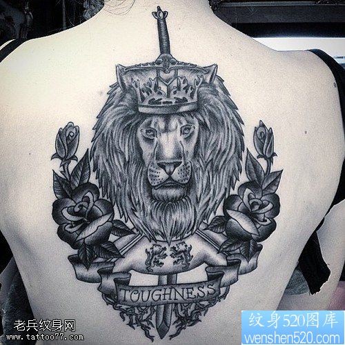 点击大图看下一张：一款女性背部狮子纹身图案