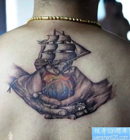 点击大图看下一张：背部和平之手帆船纹身图案
