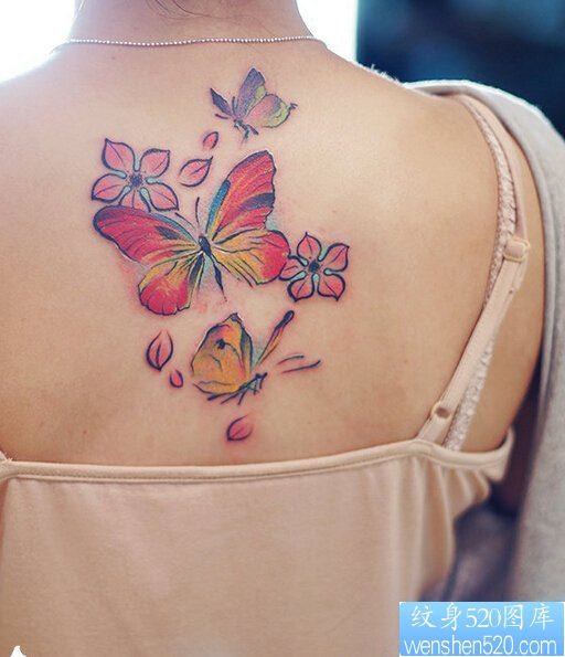 点击大图看下一张：女性背部水彩蝴蝶樱花纹身图案