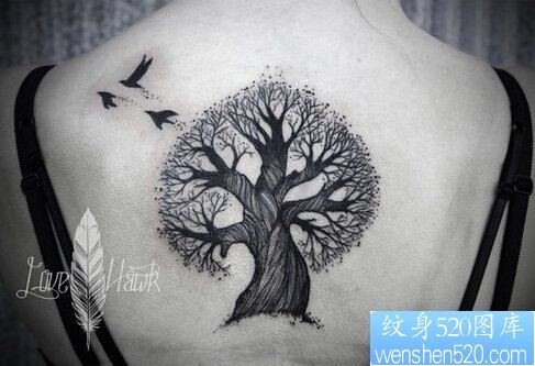 点击大图看下一张：一款女性背部树纹身图案