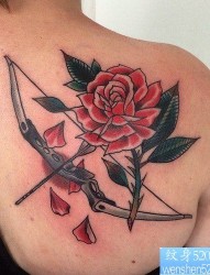一款背部射手座玫瑰花纹身图案
