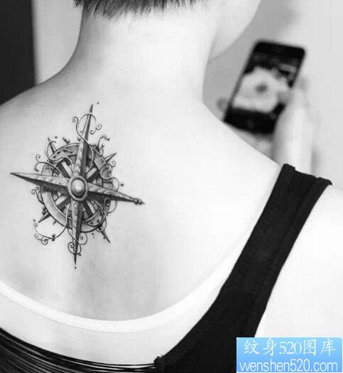 点击大图看下一张：一款女性背部指南针纹身图案