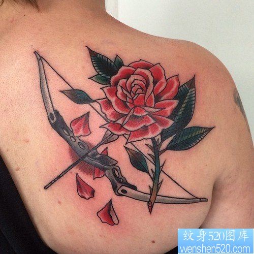 点击大图看下一张：一款背部射手座玫瑰花纹身图案