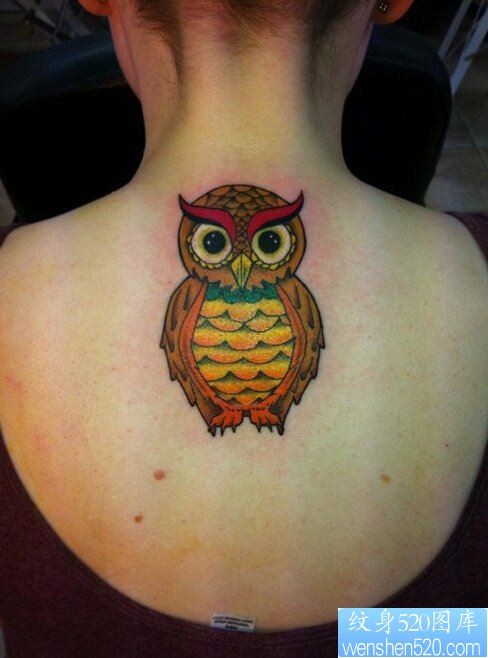 点击大图看下一张：一款颈部猫头鹰纹身图案