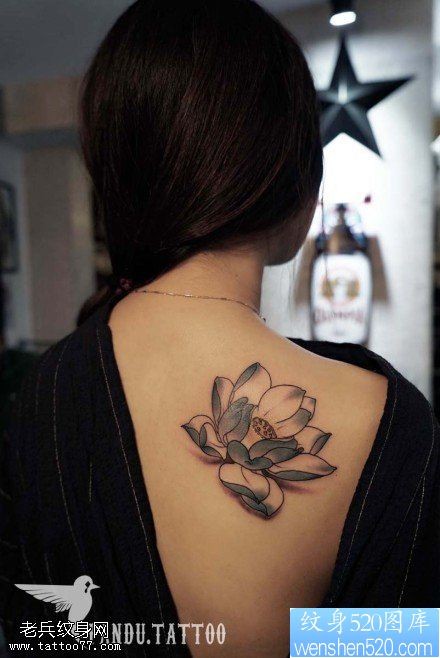 点击大图看下一张：女性背部彩色莲花纹身图案