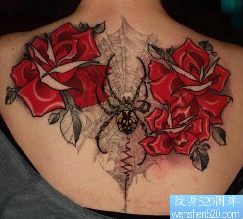 点击大图看下一张：女性背部玫瑰花蜘蛛纹身图案